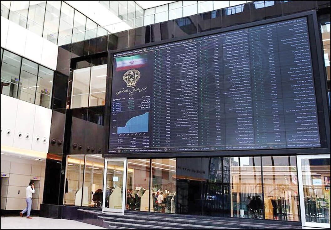 شاخص بورس ۱۰۲ هزار واحد عقب کشید